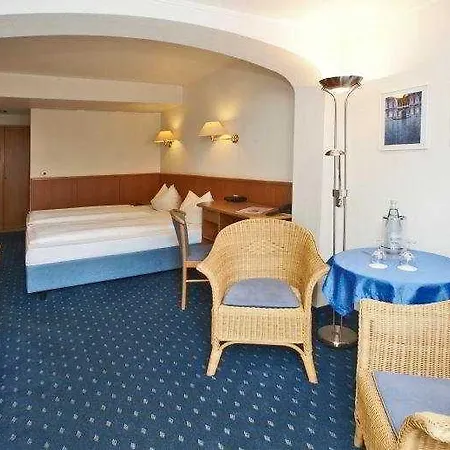 Ebertor - & מלון