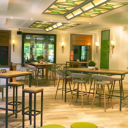 Ebertor - & מלון